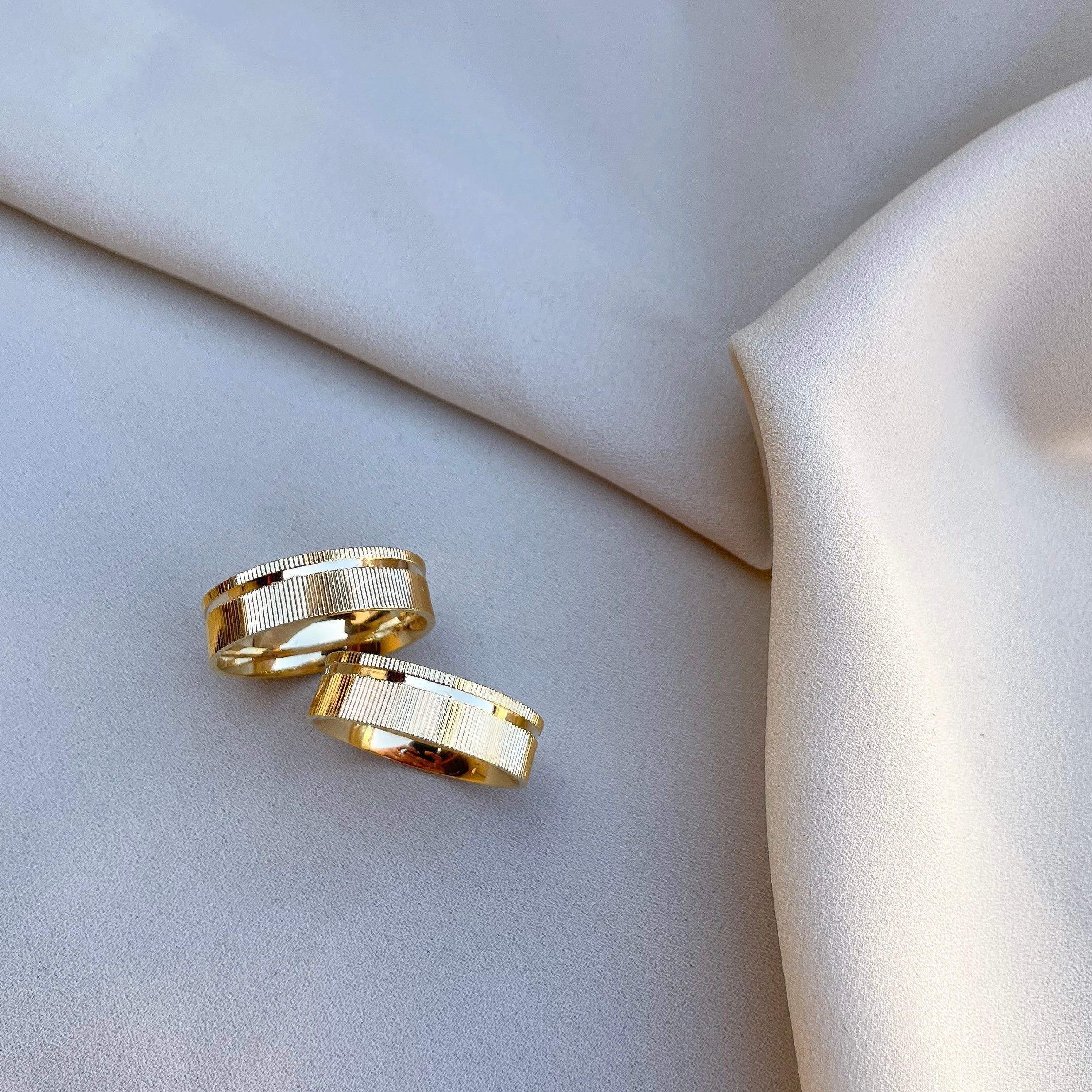 Par de Aliança Ouro 18K Diamantada - A000627 - Modelo Jóias