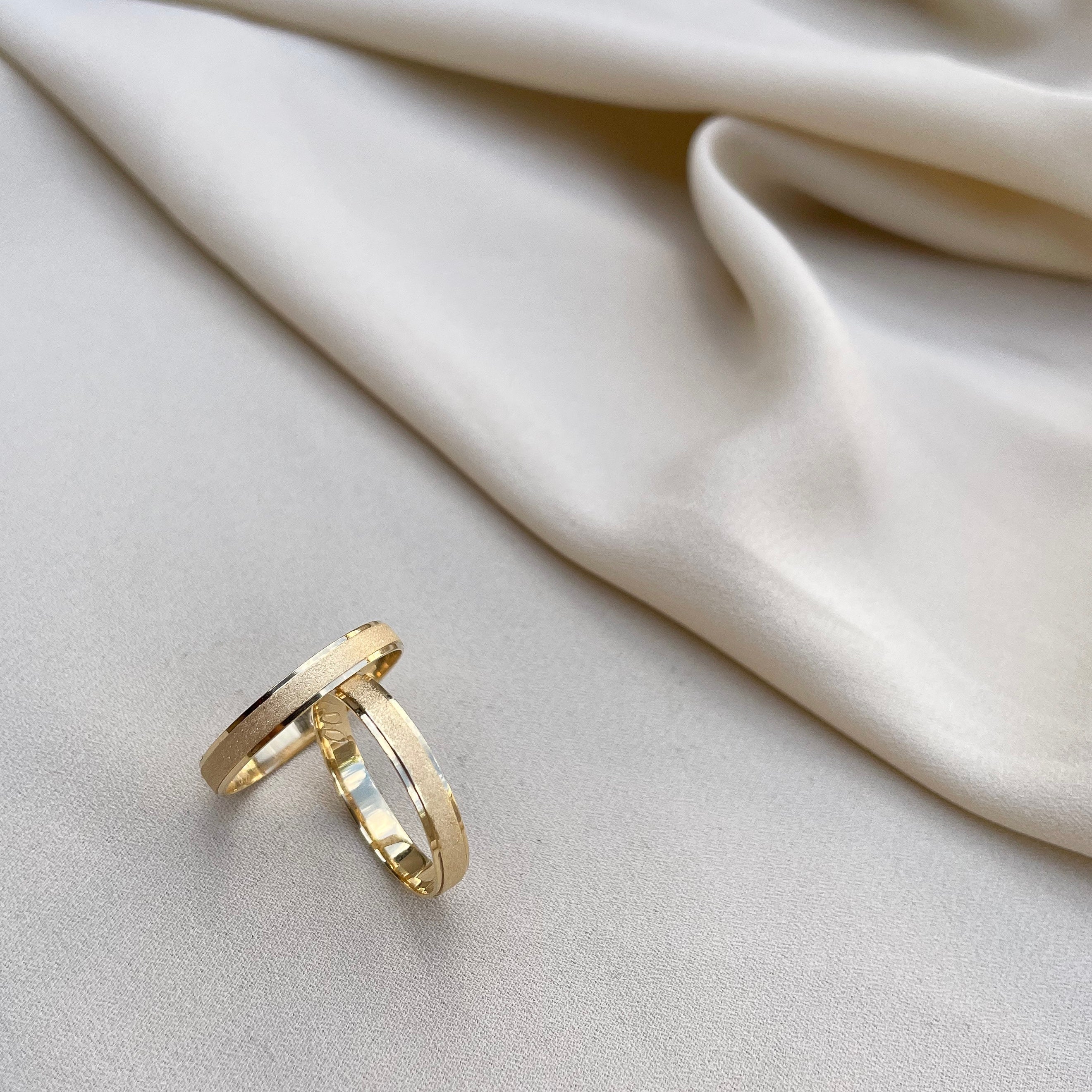 Par de Aliança Ouro 18K Trabalhada - A000200 - Modelo Jóias