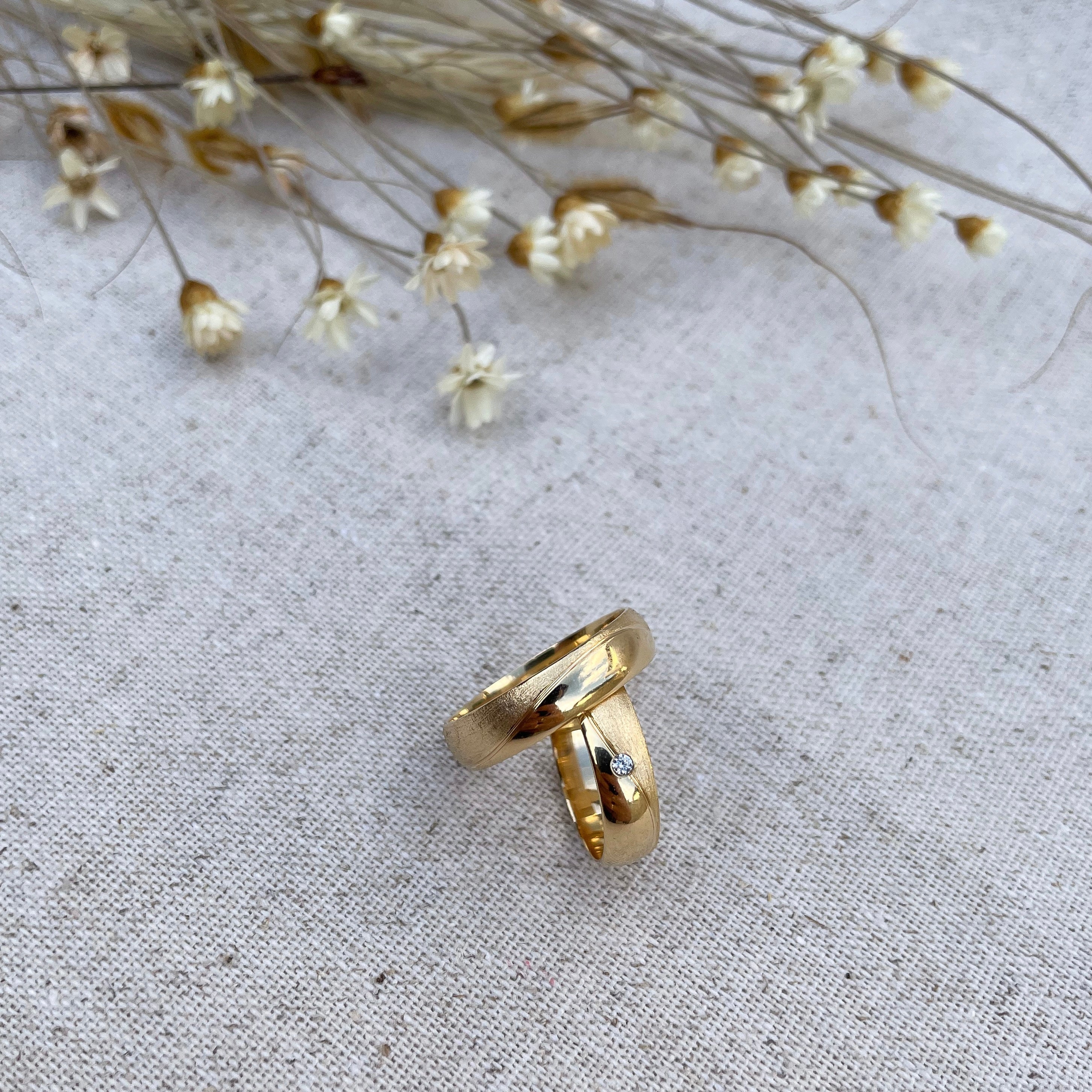 Par de Aliança Ouro 18K Trabalhada - A000243 - Modelo Jóias