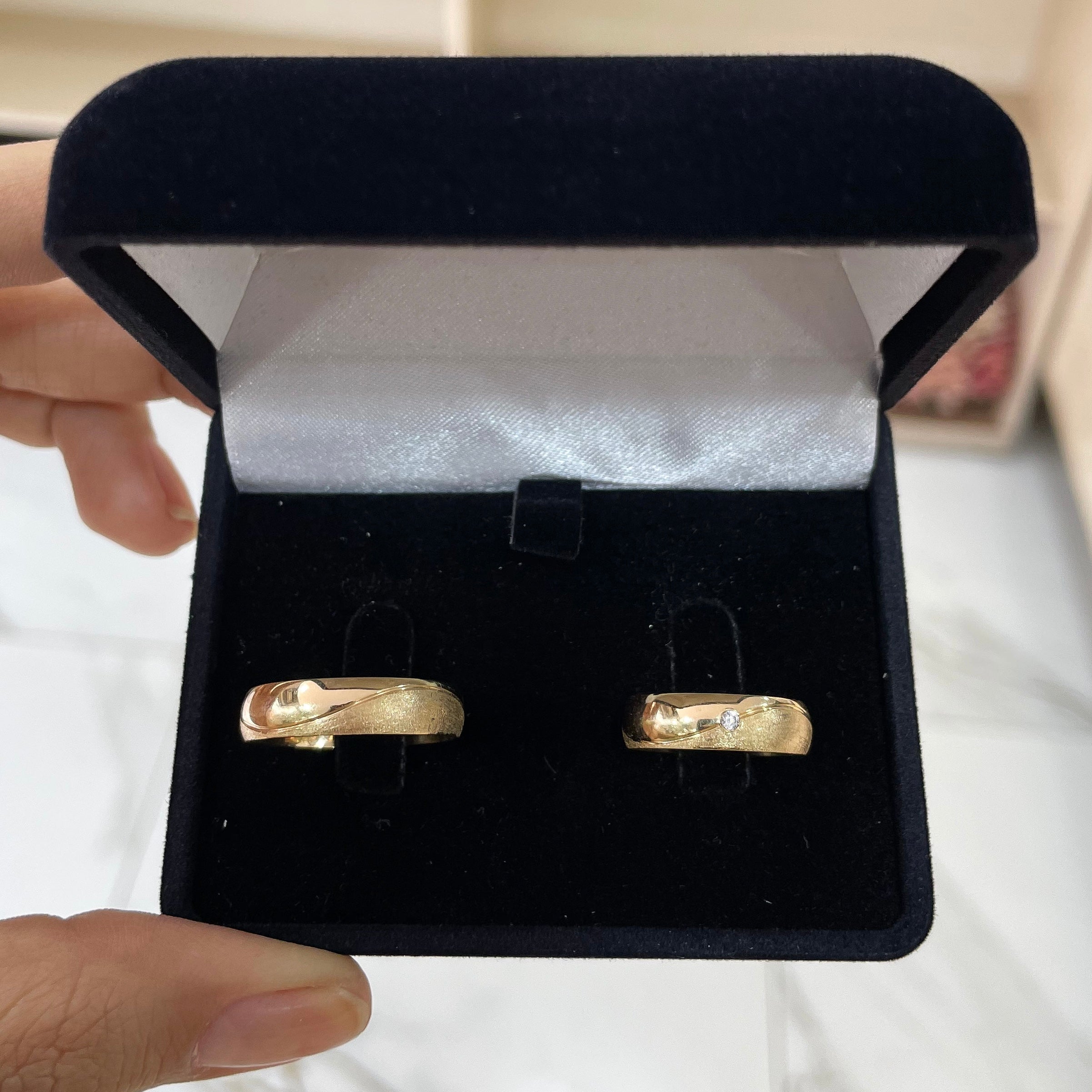 Par de Aliança Ouro 18K Trabalhada - A000243 - Modelo Jóias