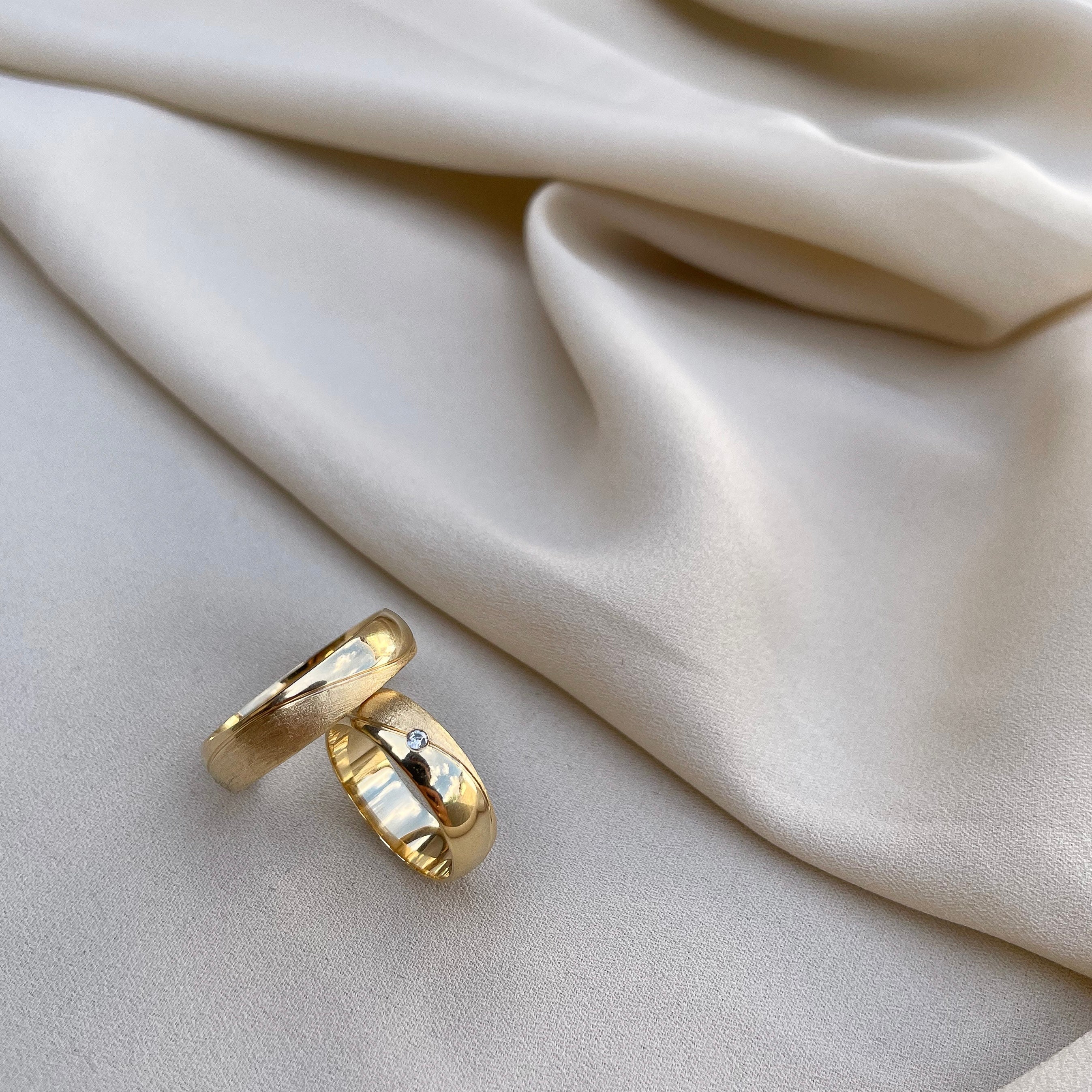 Par de Aliança Ouro 18K Trabalhada - A000243 - Modelo Jóias